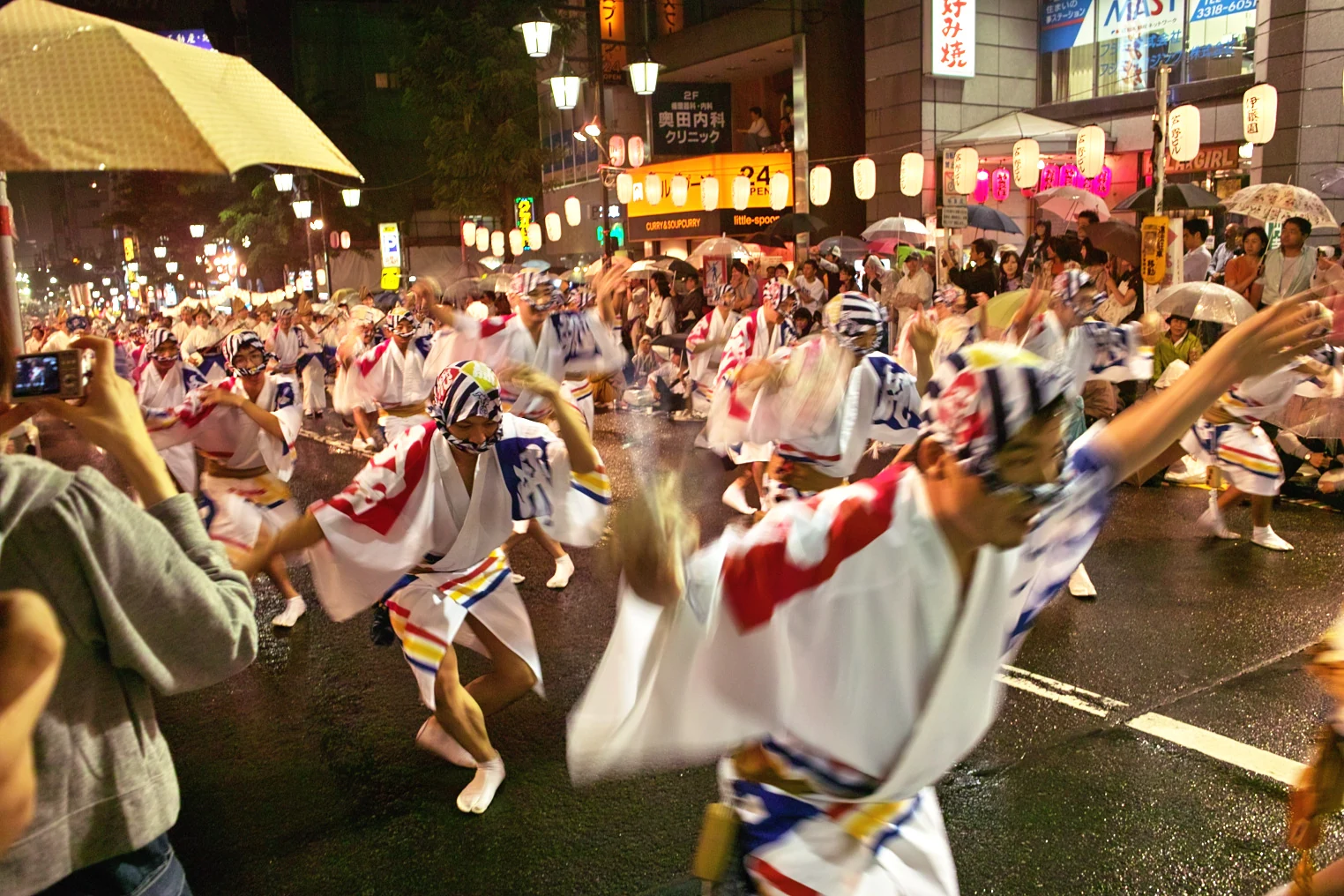高円寺の路上で踊る阿波おどりの連