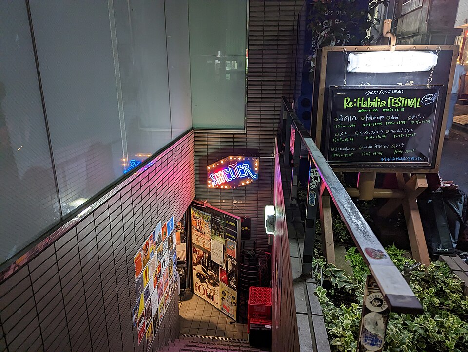 下北沢SHELTERの看板と、地下へ続く入口